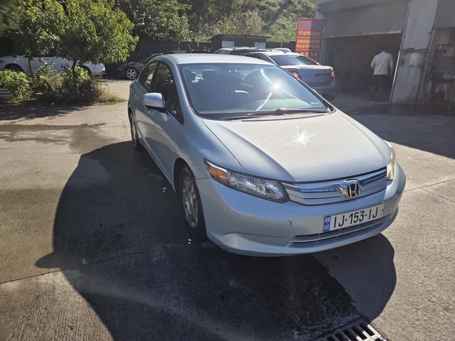 იყიდება 2012 civic ჰიბრიდი მანქანა არის