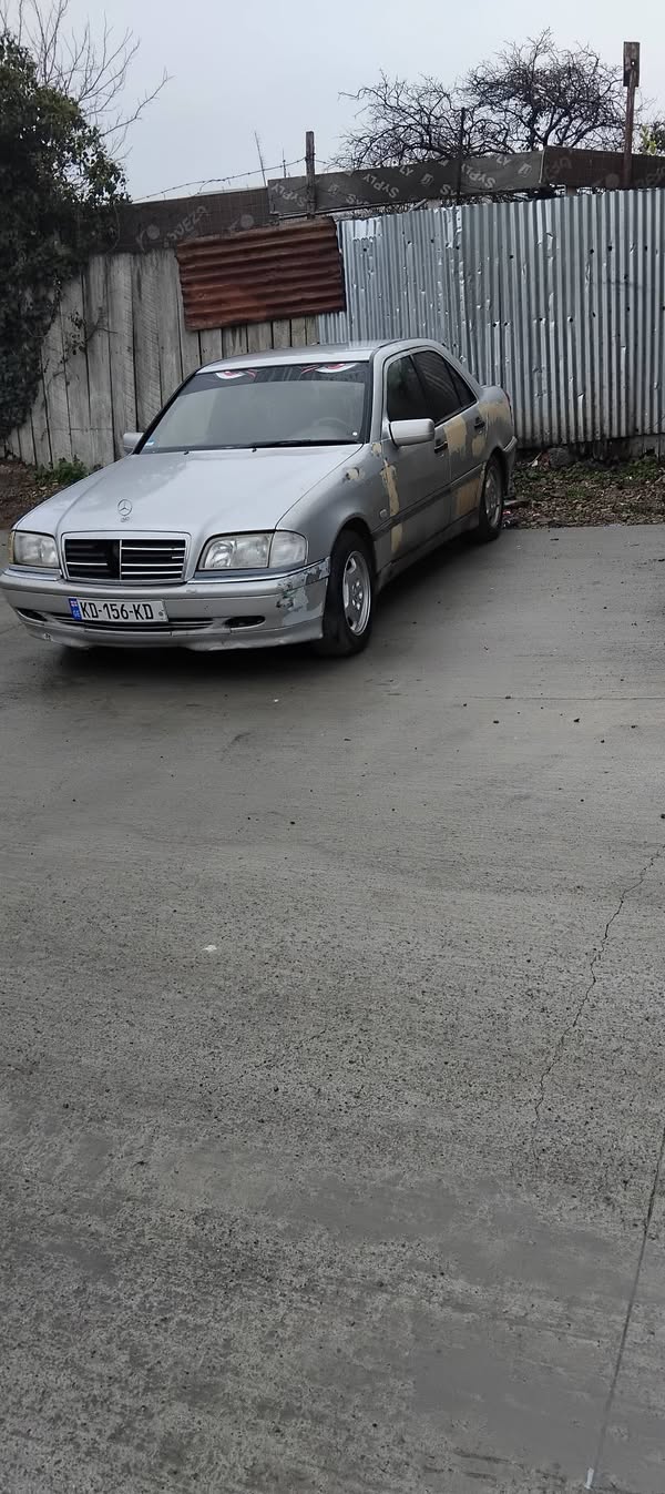 Avtomobil