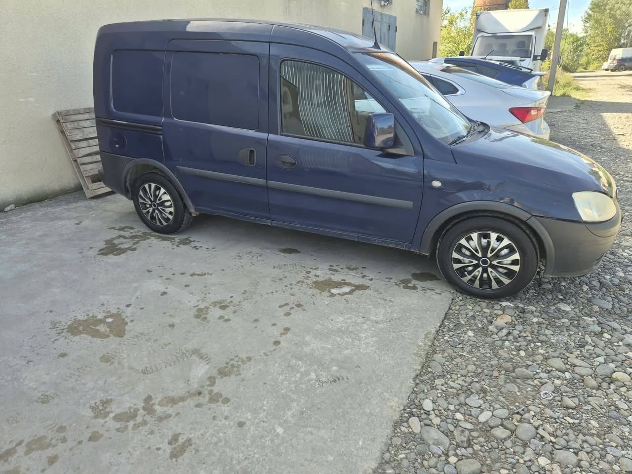 The car is in good condition, very - 3,200$