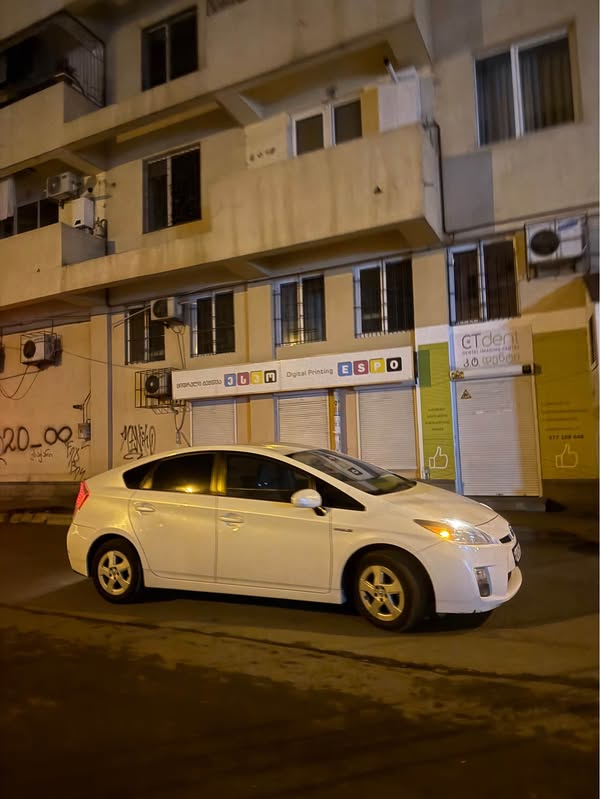 Avtomobil