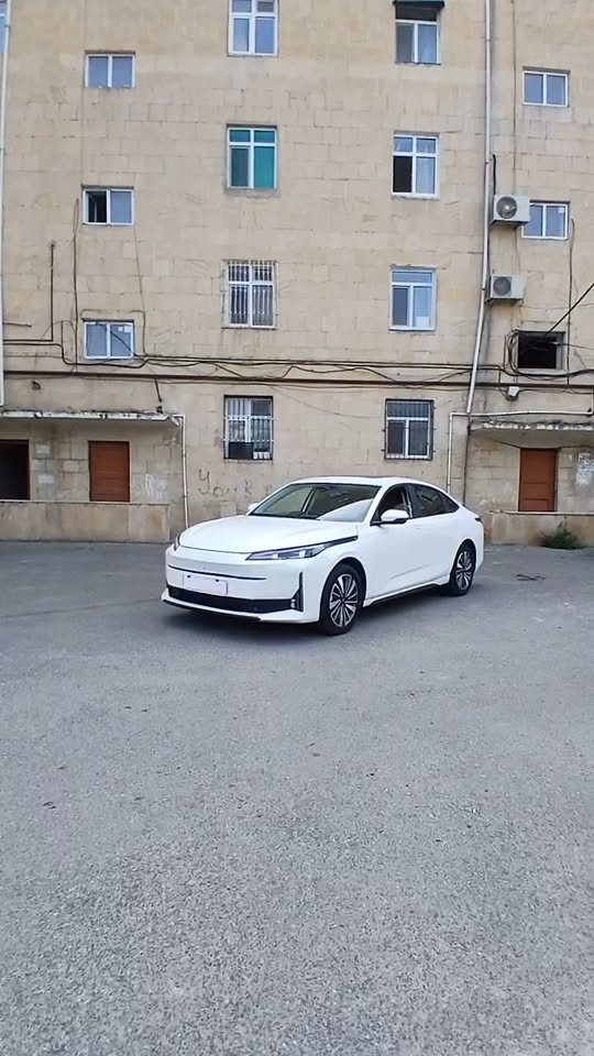 Ağ rəngli sedan avtomobil