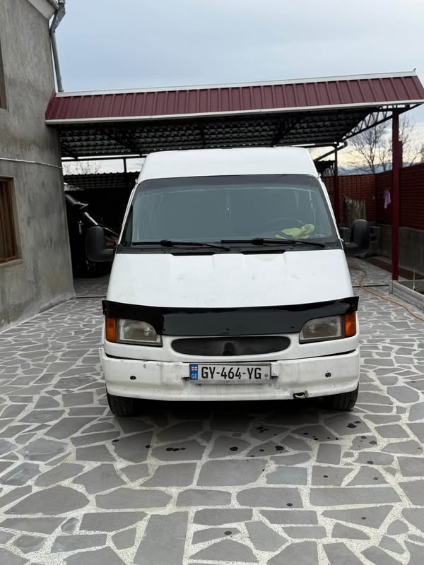 Avtomobil
