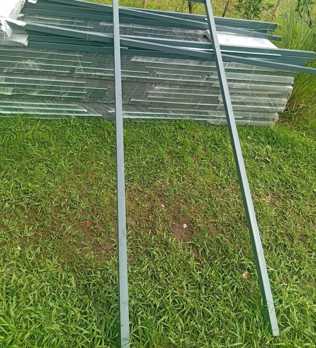 40×40 cm'lik paketlerde satılan kapalı milimetrekaresinin kalınlığı 30₾'dir.
