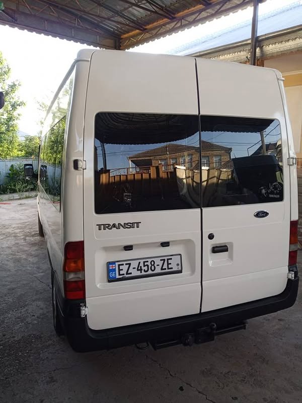 Avtomobil