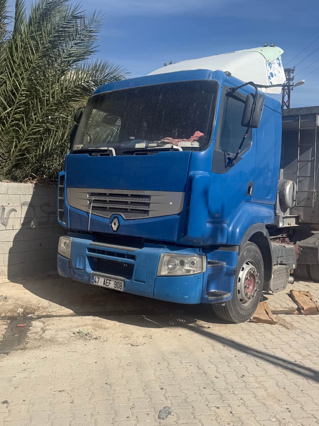 1999 truck tractor, new front and rear tyres