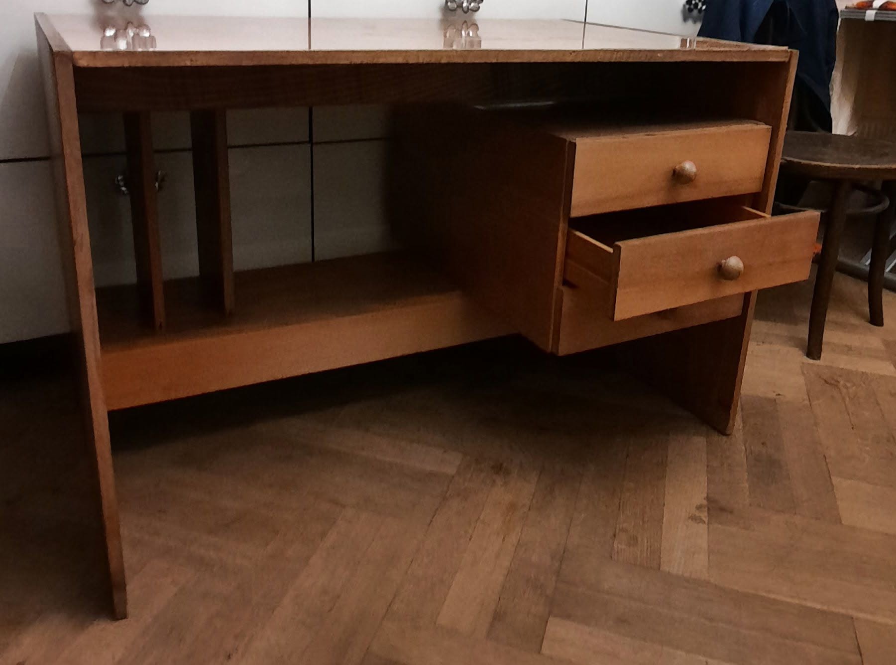 Продам стол б/у из натурального дерева