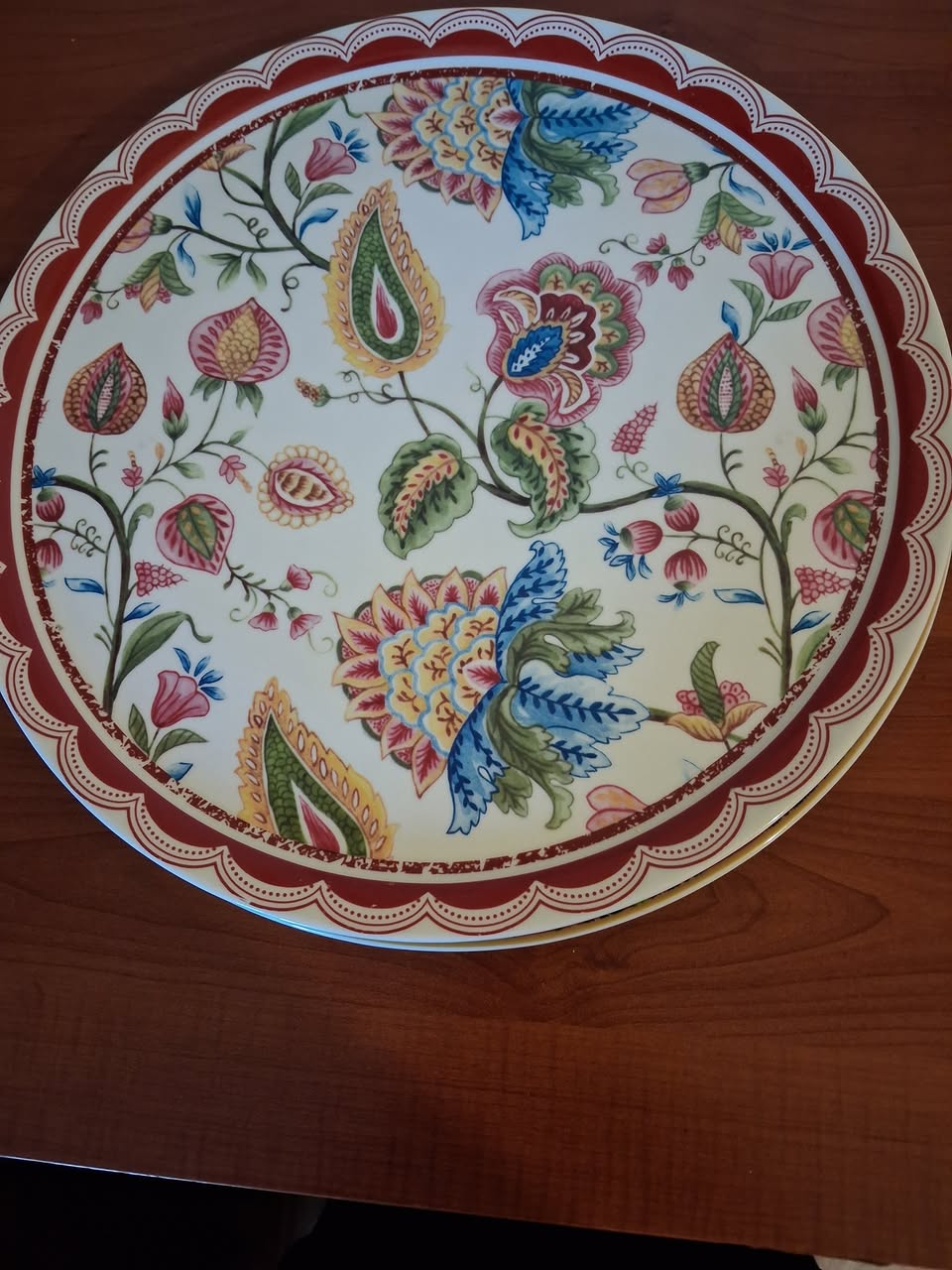Decorative floral plate, red border
