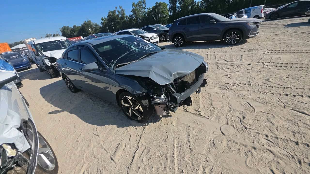 Hyundai Elantra 2021 — 5,500$