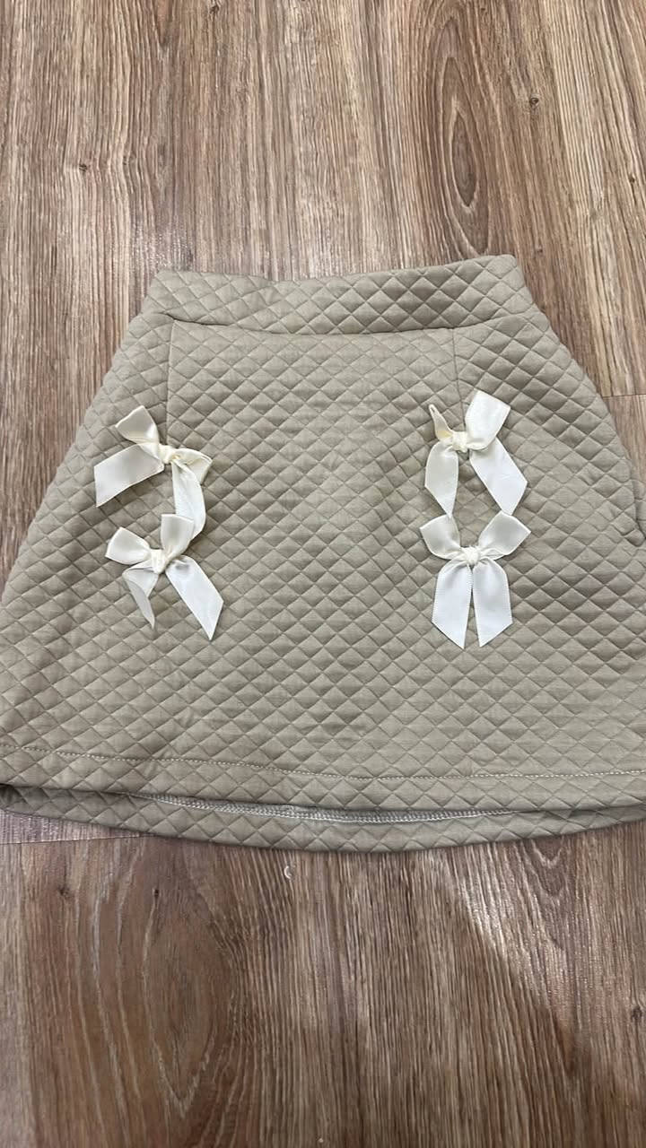 Quilted kids skirt with bows, size 3-4