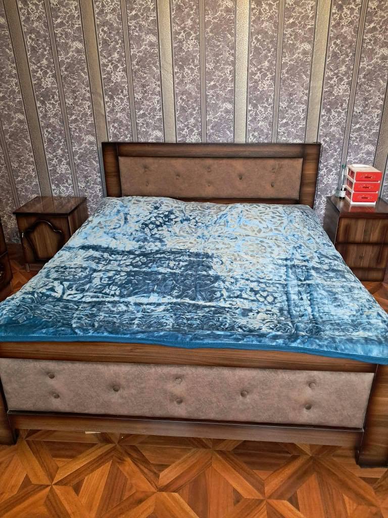 საძინებლის ავეჯი: საწოლი და ტუმბოები