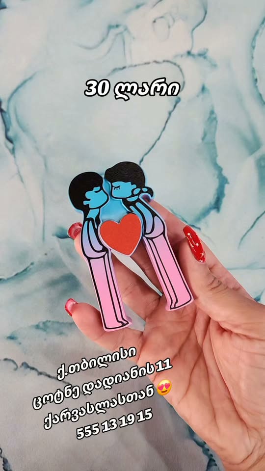 Kissing couple enamel brooch