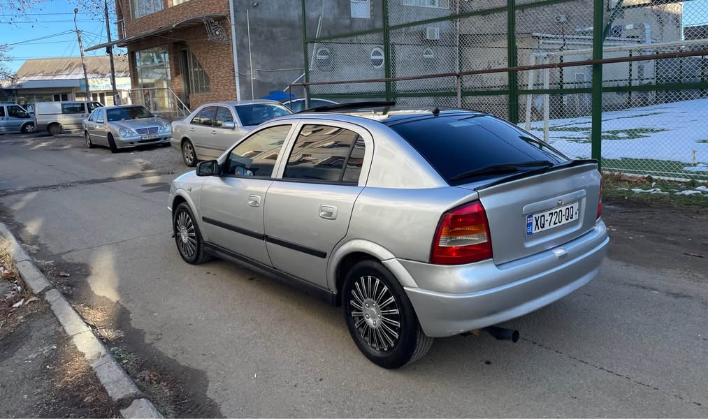 Avtomobil