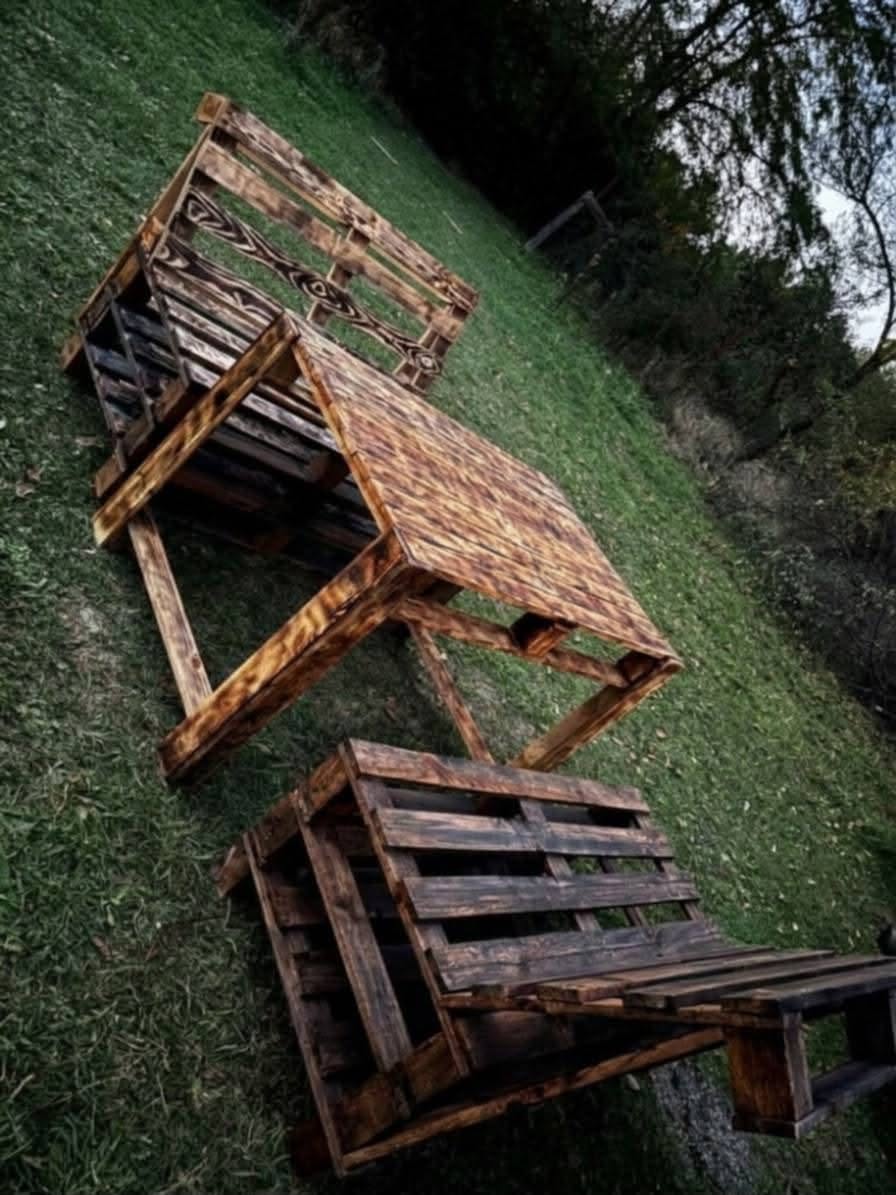 მაგიდა ორი სკამით