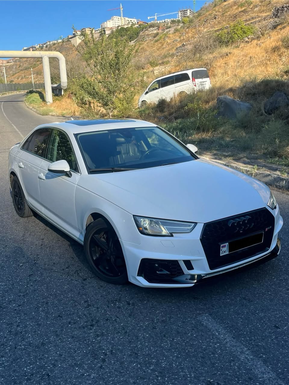Audi A4 2018 — 14,900$