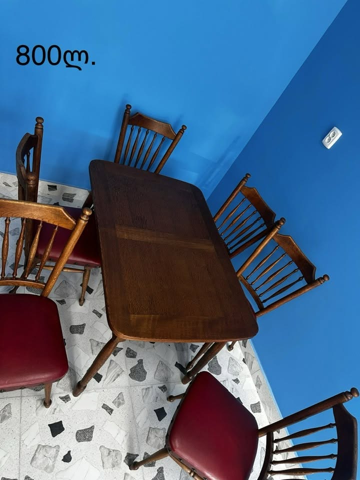Koyu ahşap yemek masası ve sandalyeler