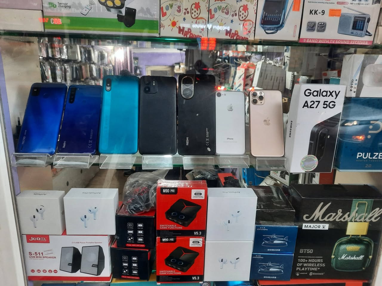 Telefonlar: Tecno, Redmi, iPhone, Samsung