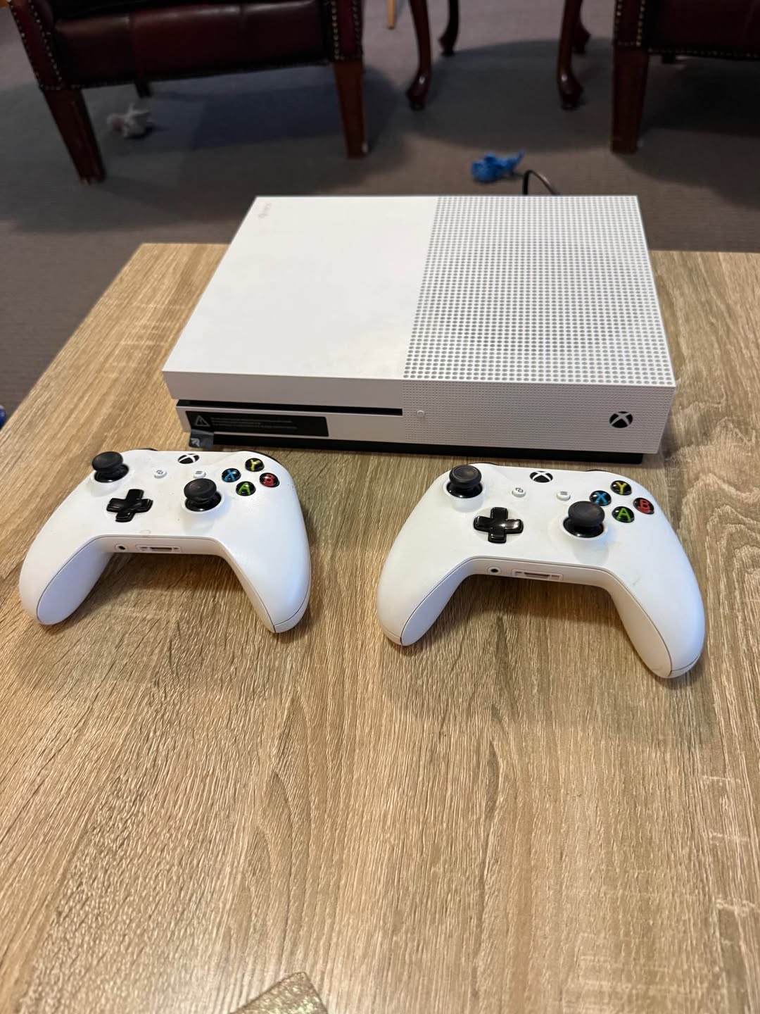 Xbox 1s поставляется с 2x контроллерами