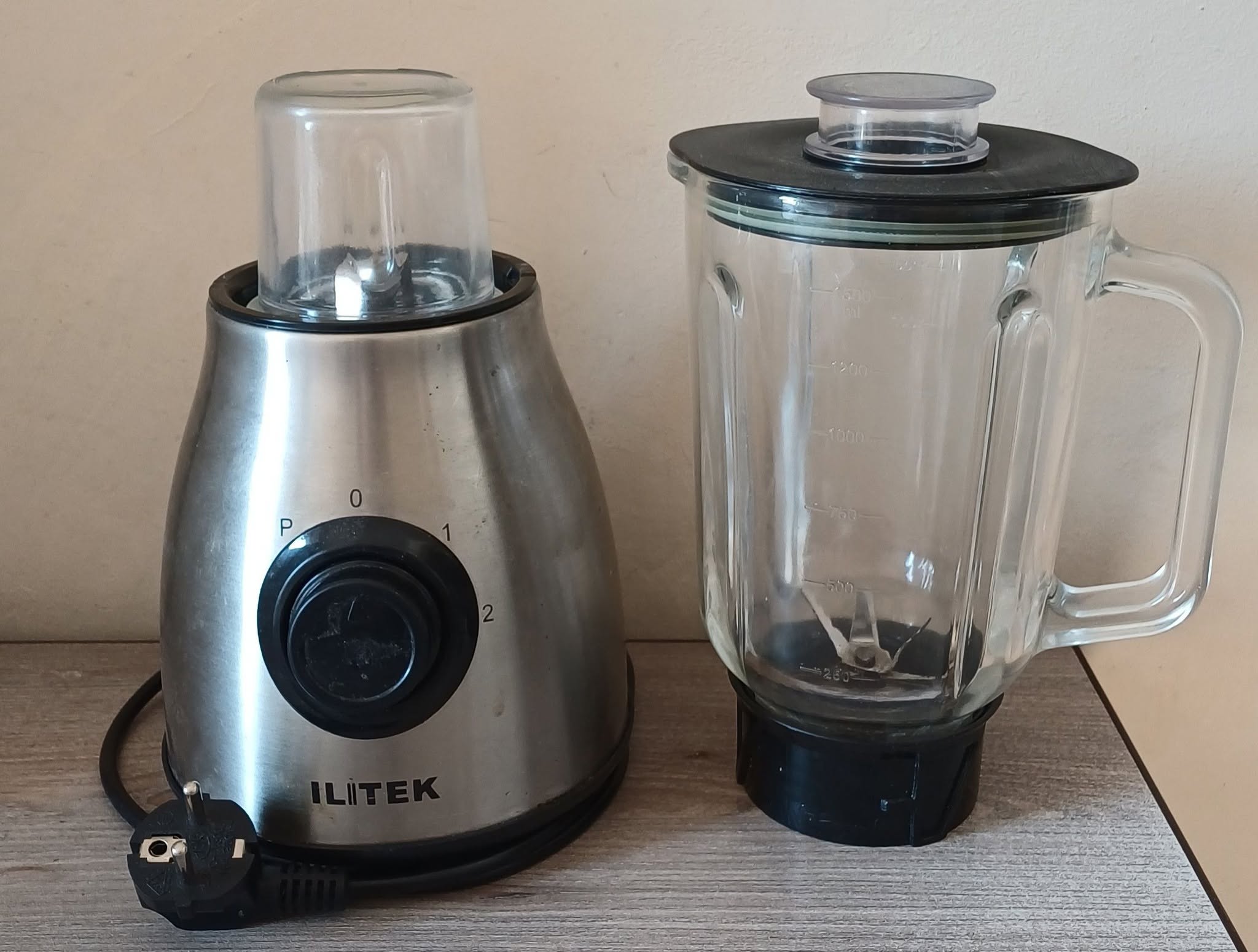 ILITEK blender with glass jug