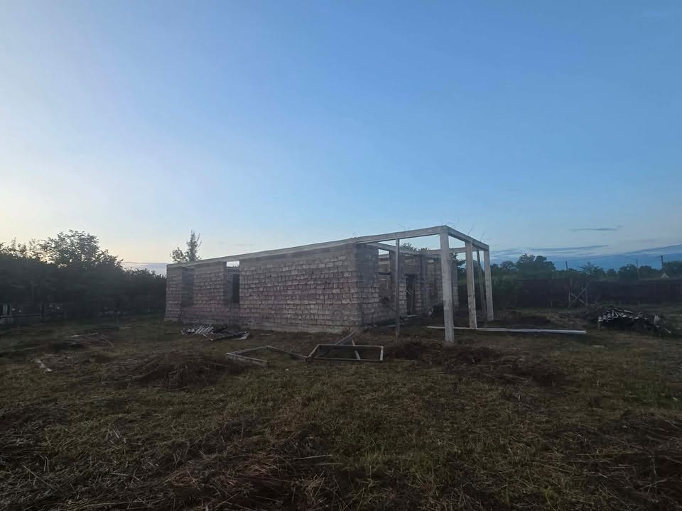იყიდება ბლოკის სახლი მიყვანილი გადახურვამდე(180 კვადრატი),