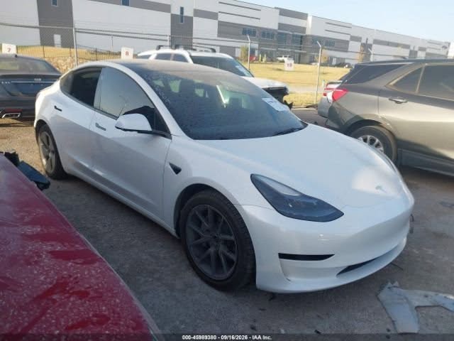 tesla model 3 ავტომობილი იმყოფება ამერიკის