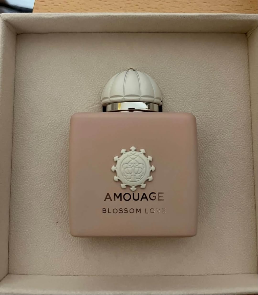 Amouage Blossom Love parfüm, açılmış kutu