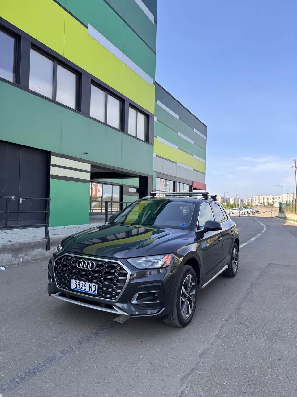 Audi q5 წელი:2022 ფასი:17800$ არის კარგ