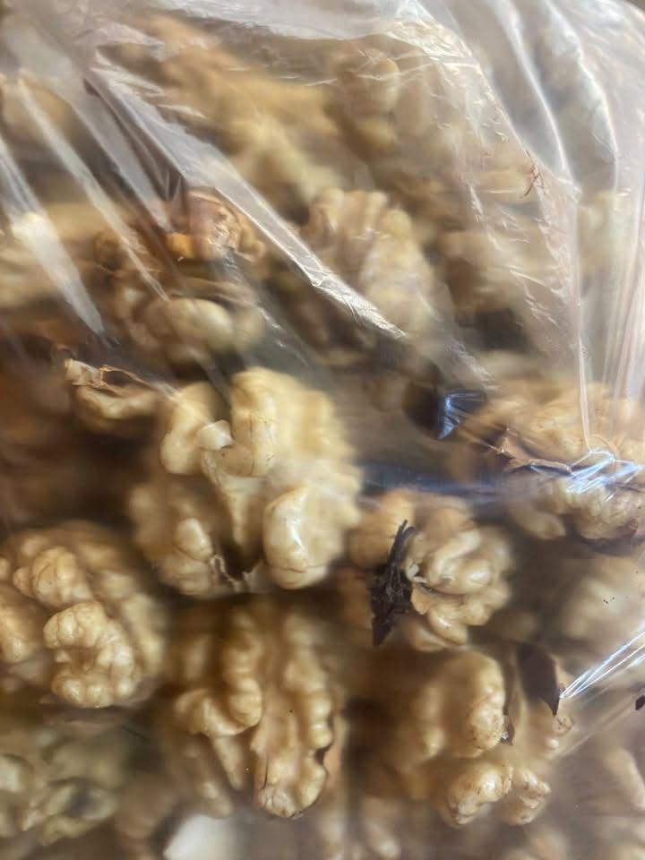 Մաքրած ընկույզ վաճառվում է