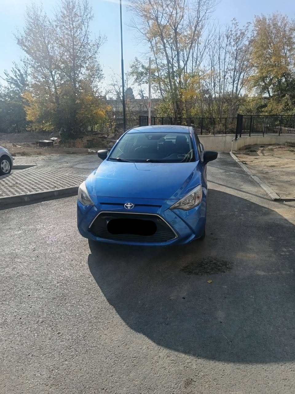 ავტომობილი არის ტოიოტა იარისი 2016 წლიანი — 60₾