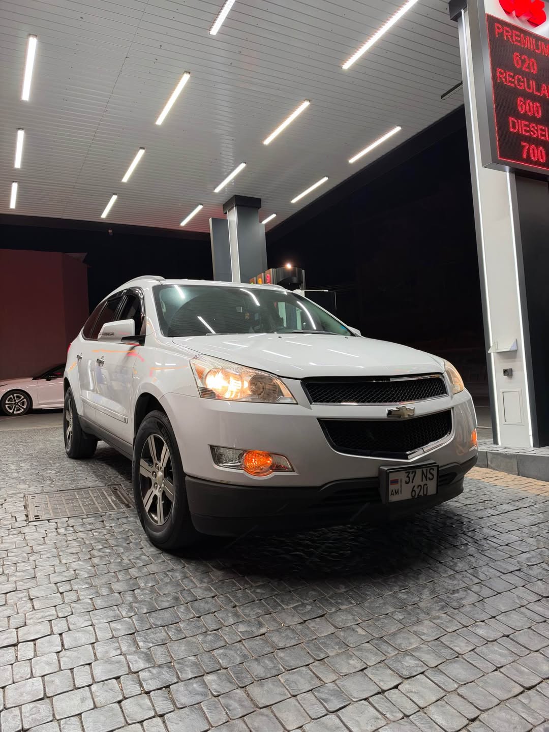 Chevrolet Traverse 2010 — $10,000