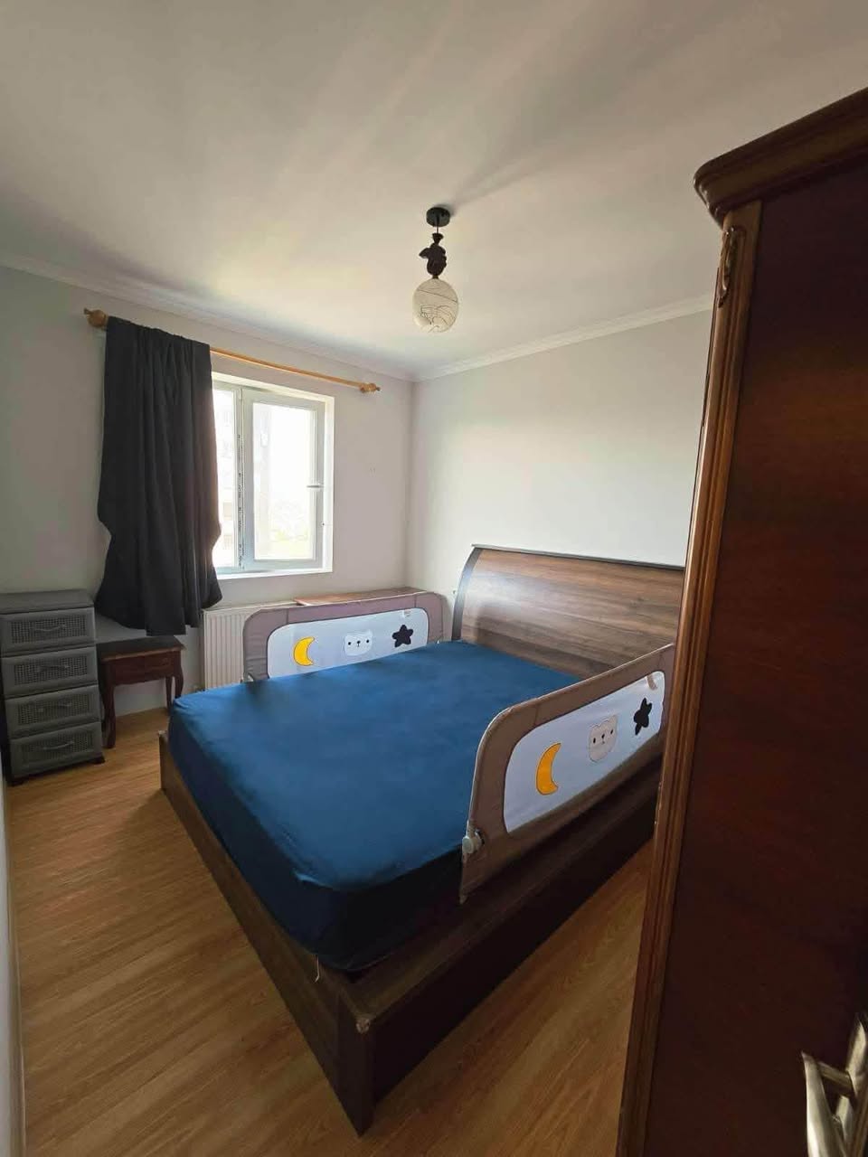 Yataklı matras ve taş masa