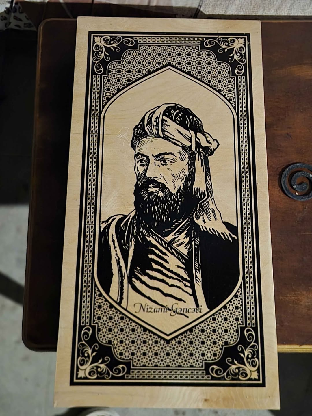 Ağac üzərində Nizami Gəncəvi portreti