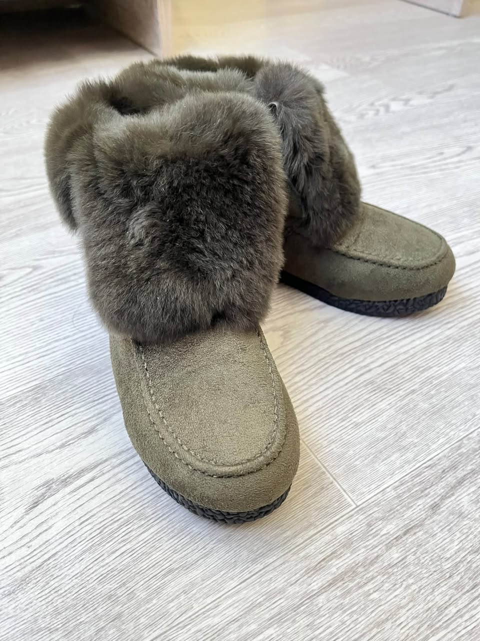 Suede boots with fur lining