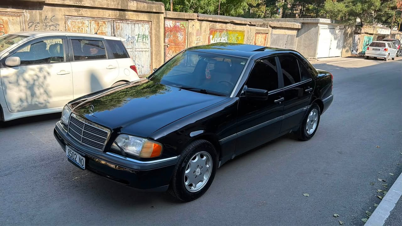 Mercedes-Benz 1995 — 3,700$