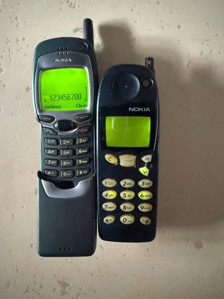 ორი ძველი Nokia მობილური ტელეფონი