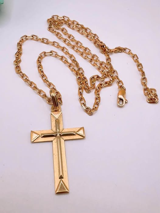 585 gold cross pendant with chain, 20.4 g