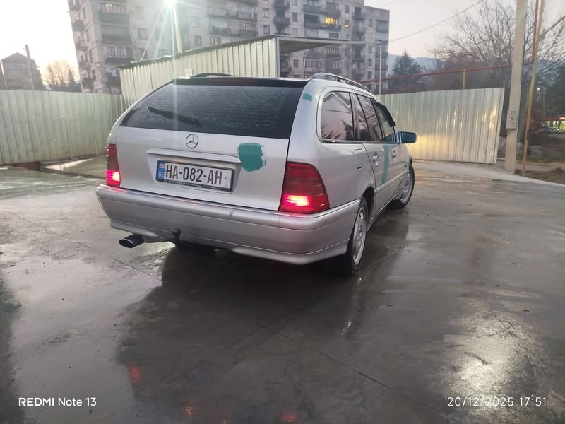 Avtomobil
