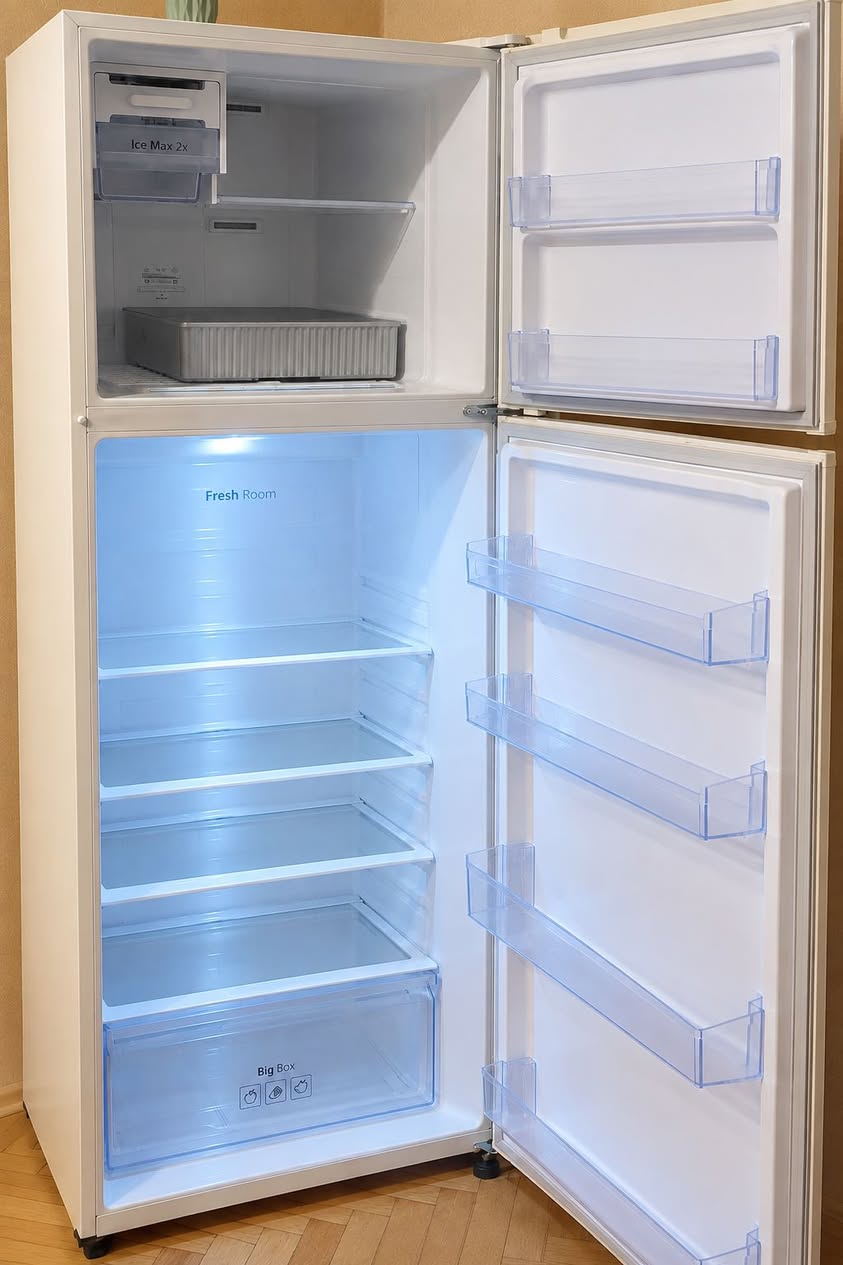 Two-door refrigerator with Ice Max