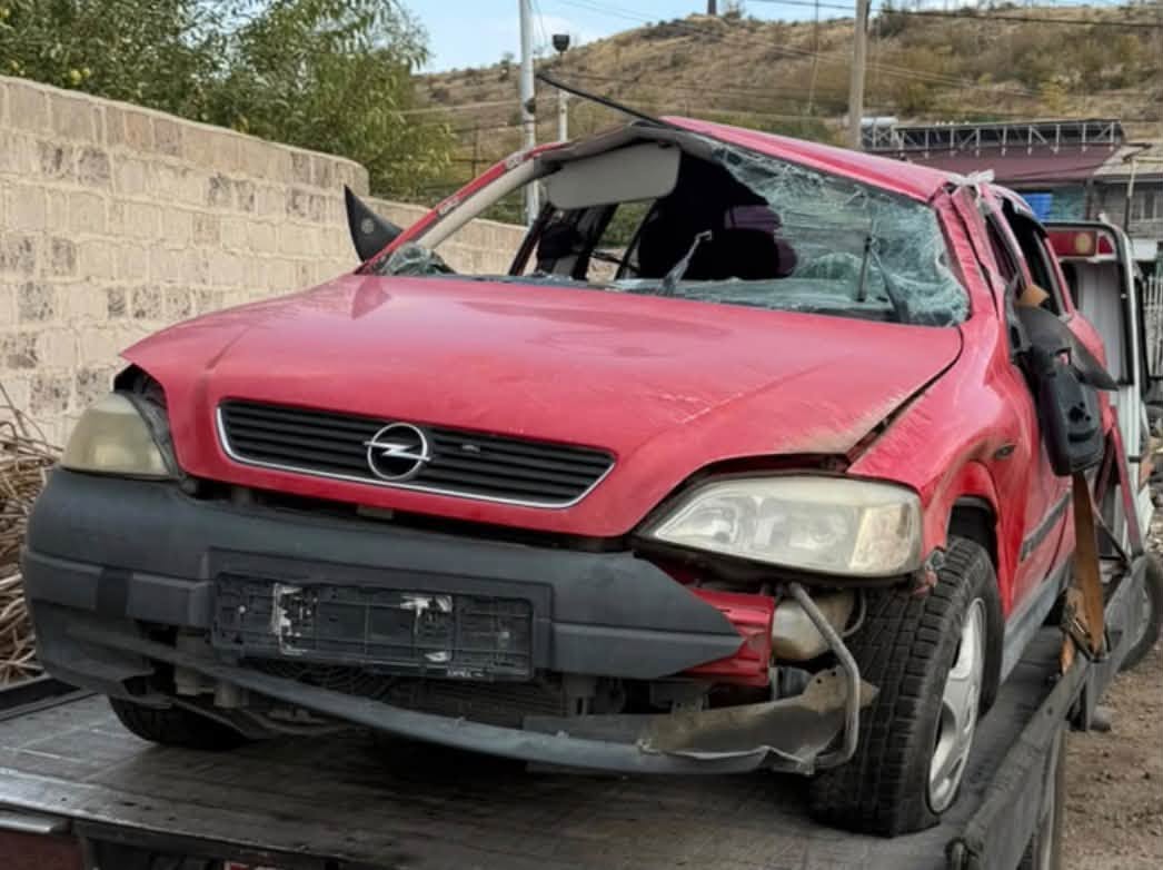Pahestamaser: red car wreck parts