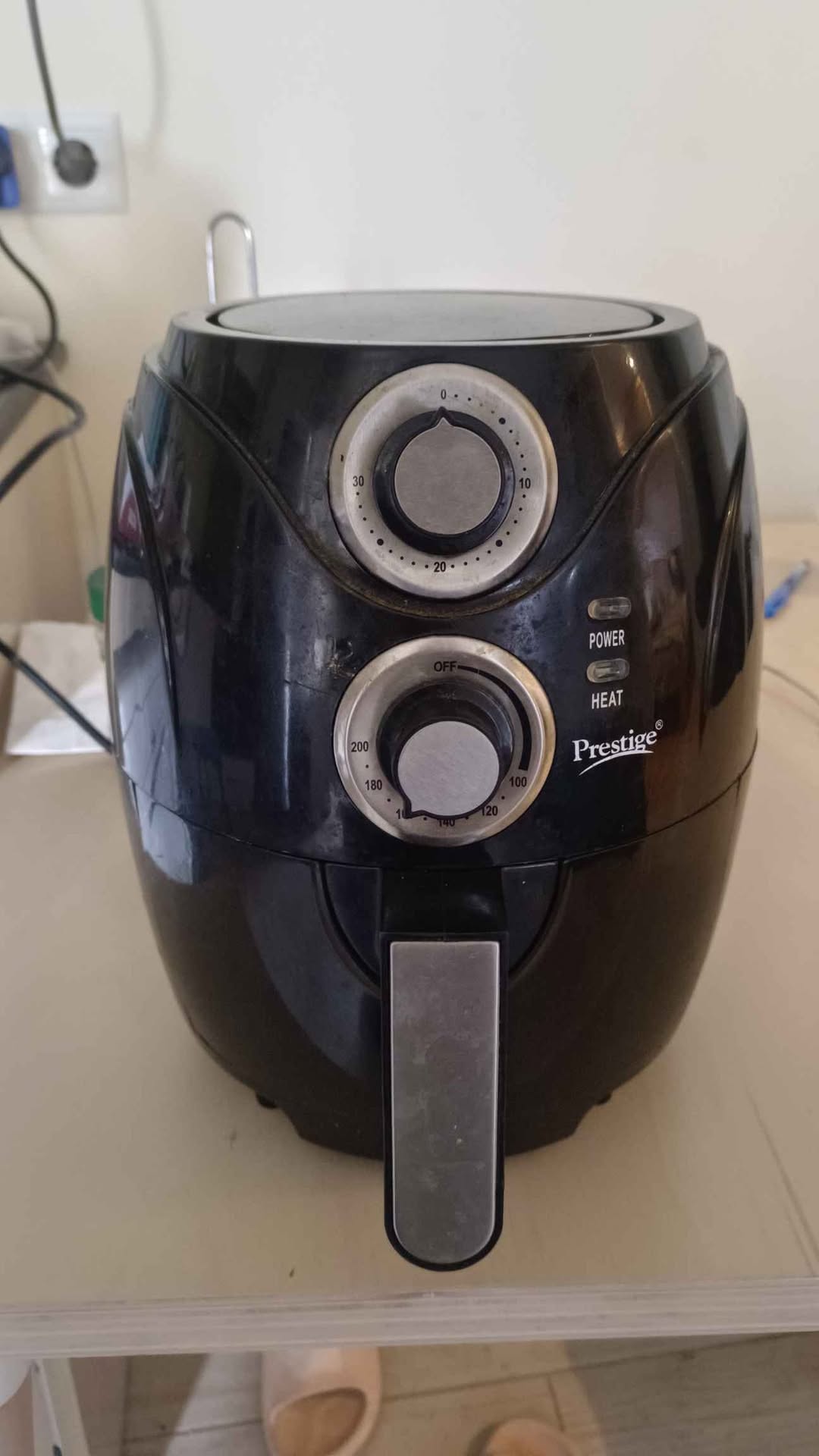 Airfryer- works perfectly fine, needs baking