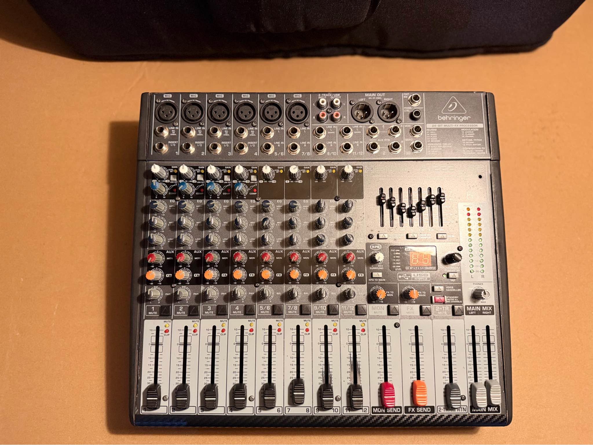 იყიდება მიქშერი Behringer xenix-x1222..დასერვისებულია და მუშაობს — 50…