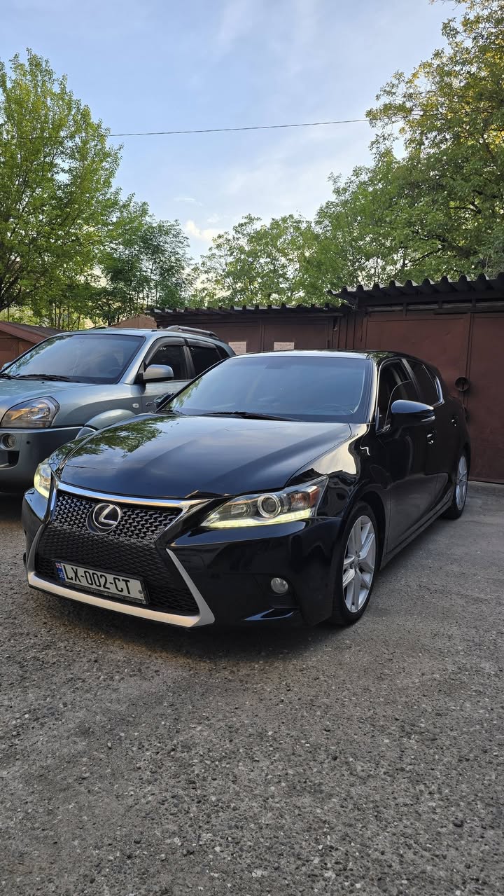 Lexus CT200h — 9,500$