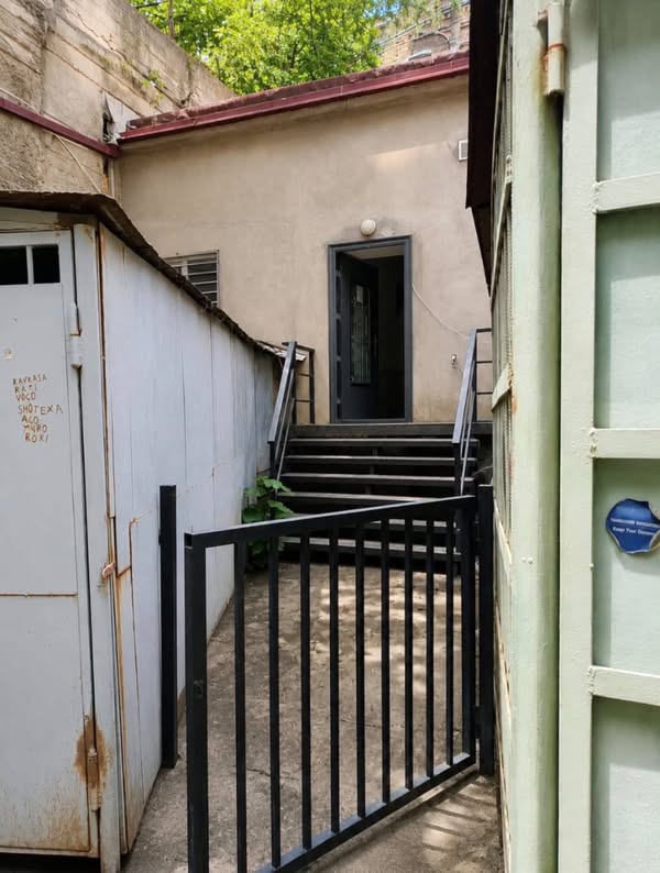 🏢 ვაკეში იყიდება ცალკე მდგომი კომერციული