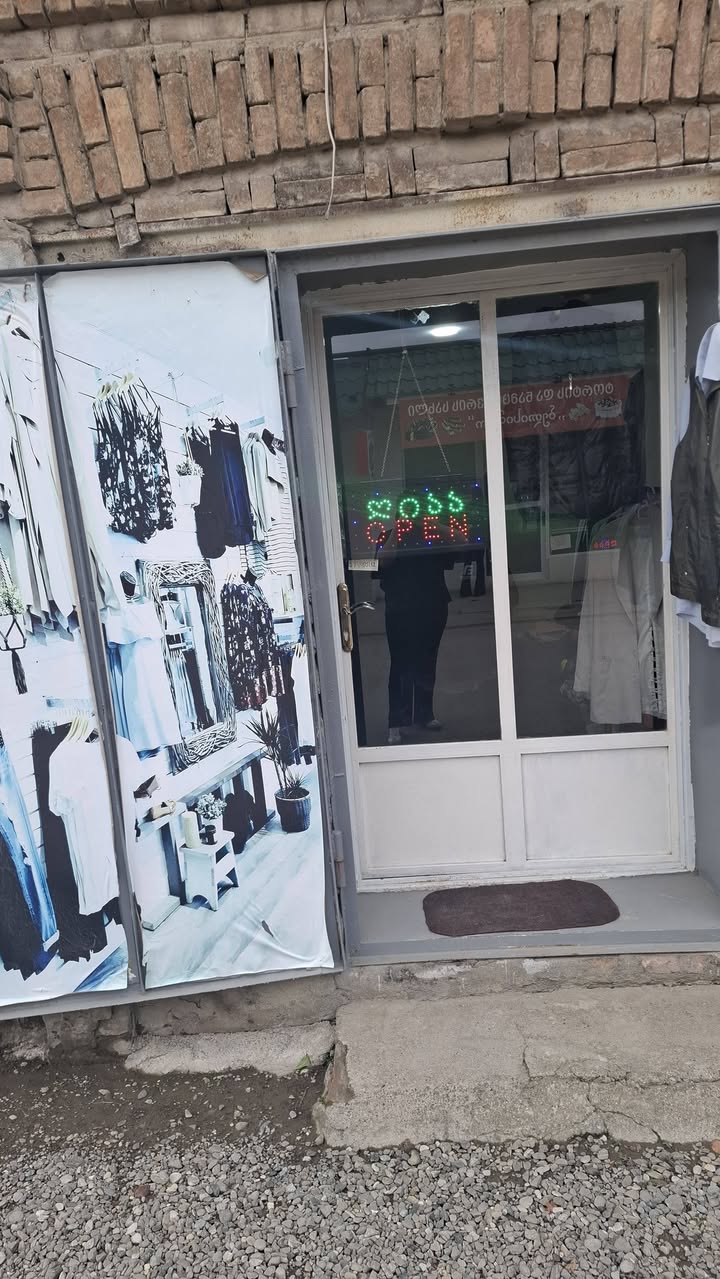 Qadın/yərin mövsümi paltarları və ayaqqabı almaq üçün