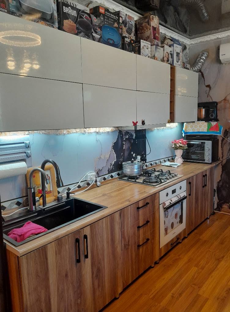 Kitchen for sale from family in good condition. Comes with built-in appliances.