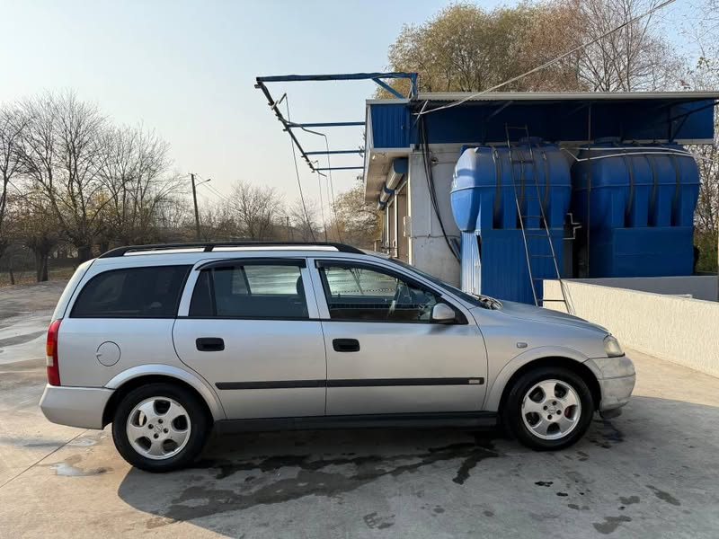 Avtomobil