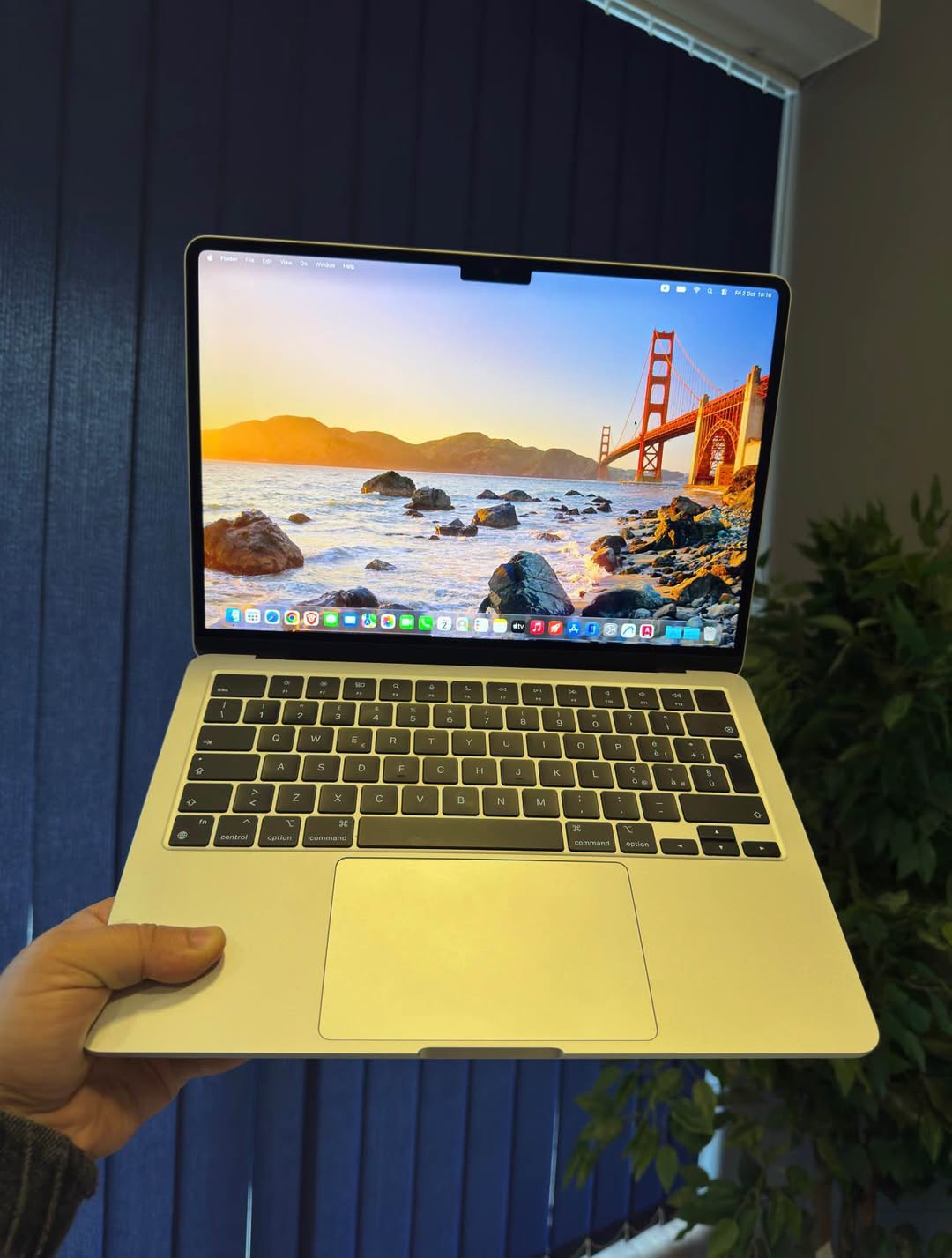 MacBook Air M2 Silver პლატა აქვს