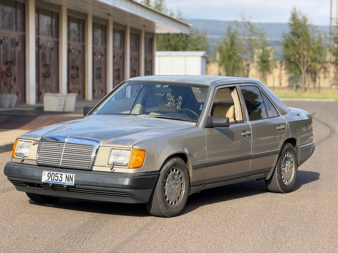 Mercedes-Benz E300 1987 — 3,900$