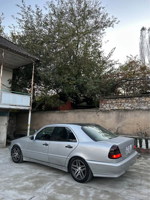 Avtomobil