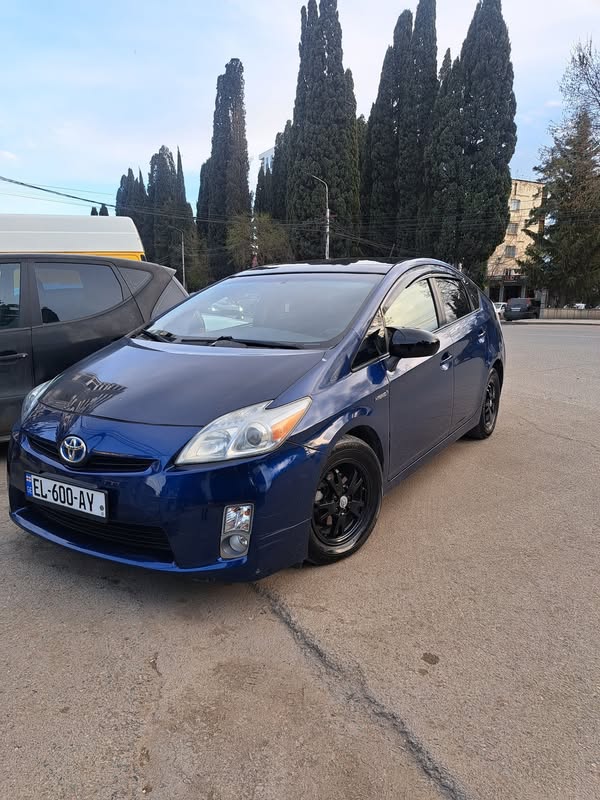 Avtomobil