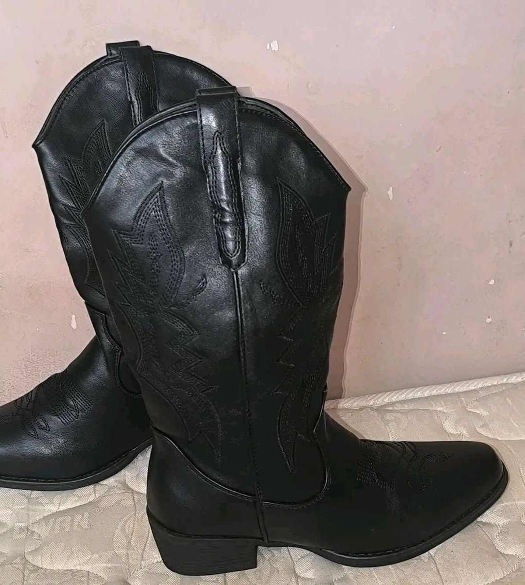 Black western boots, size 37